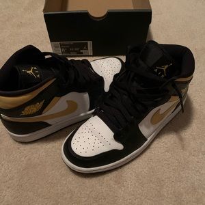 Men’s Yellow Jordan 1s mid